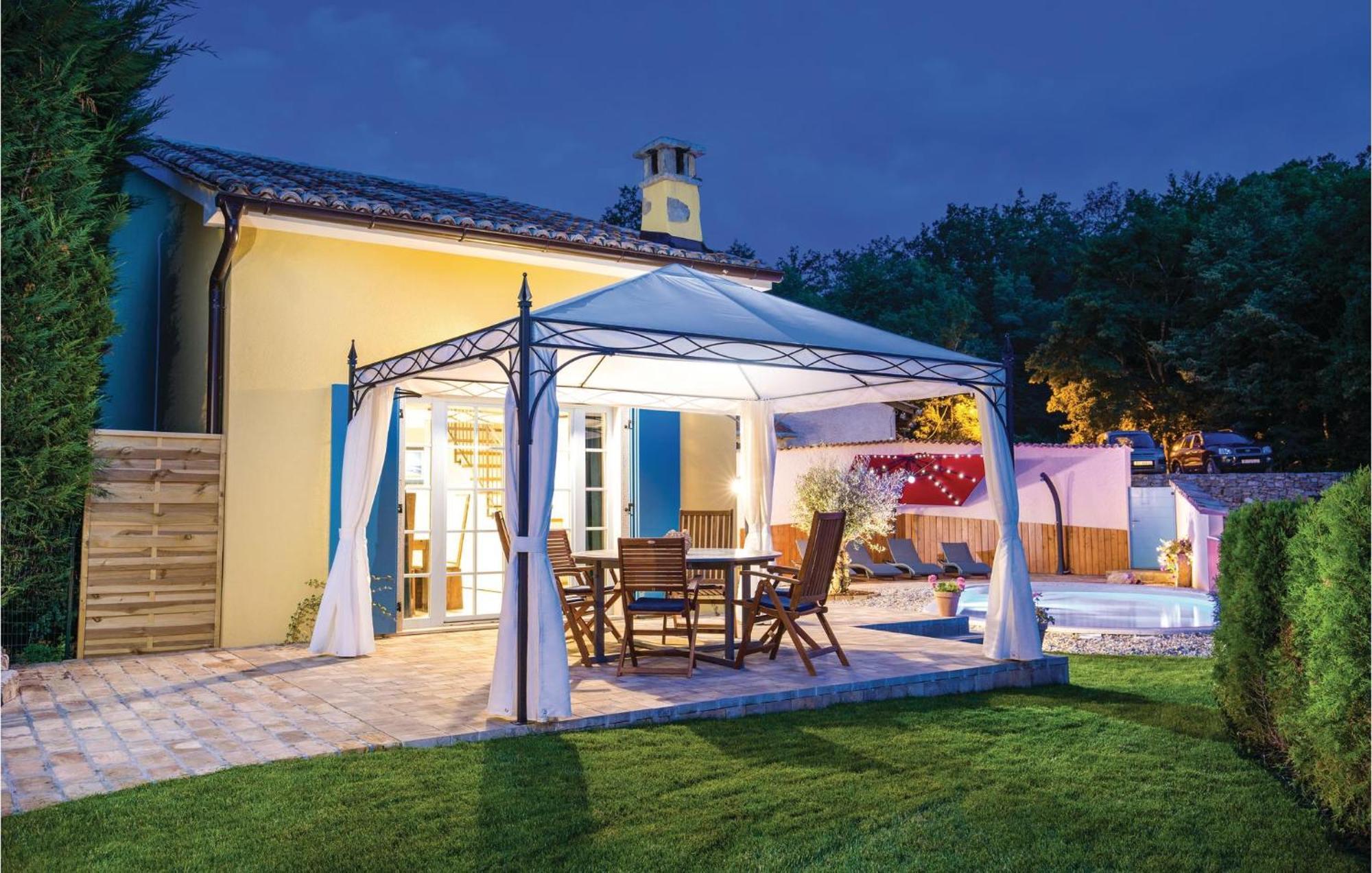 Stunning Home In Jurdani With Wifi Mucici Exterior photo