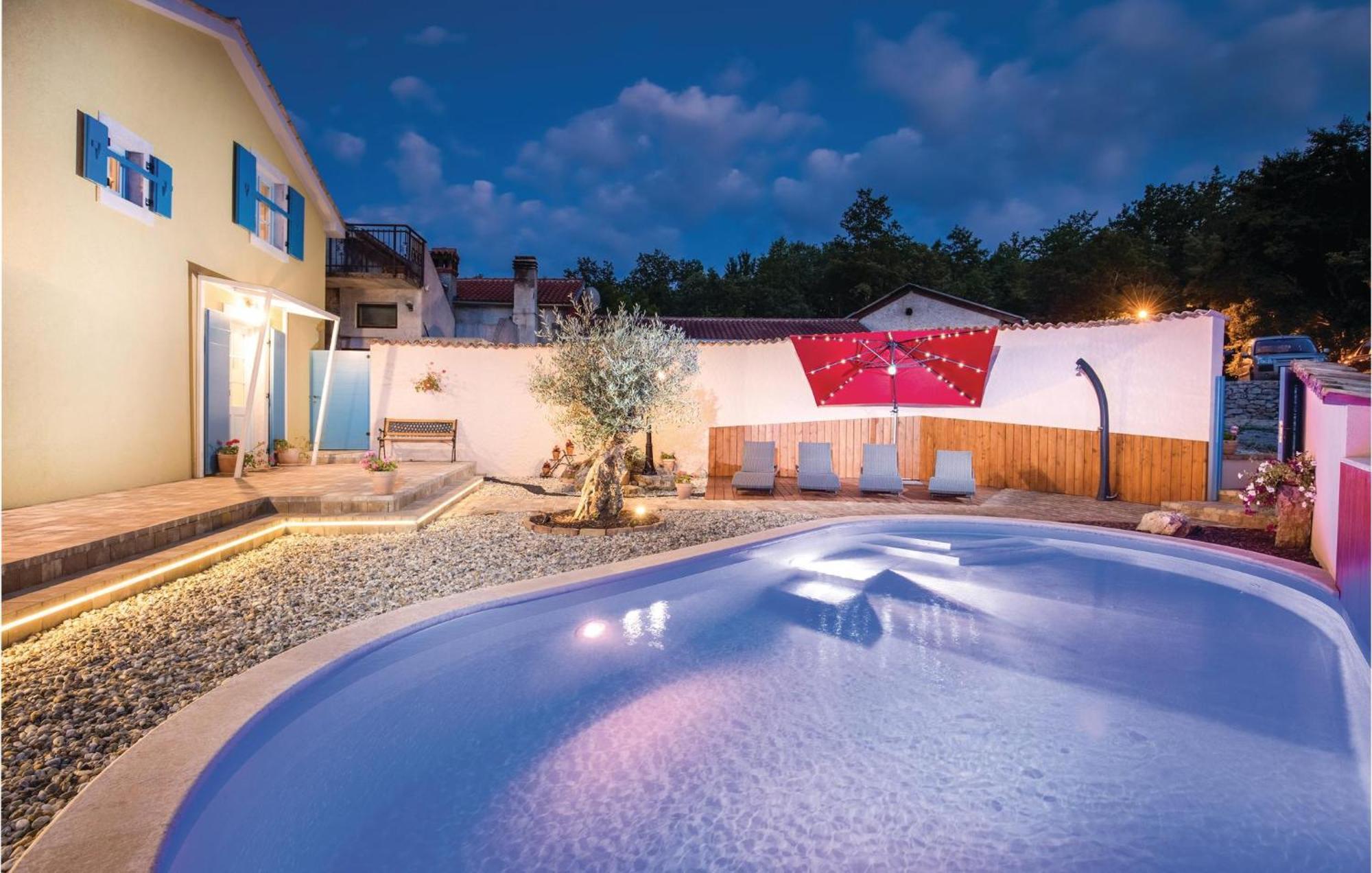 Stunning Home In Jurdani With Wifi Mucici Exterior photo