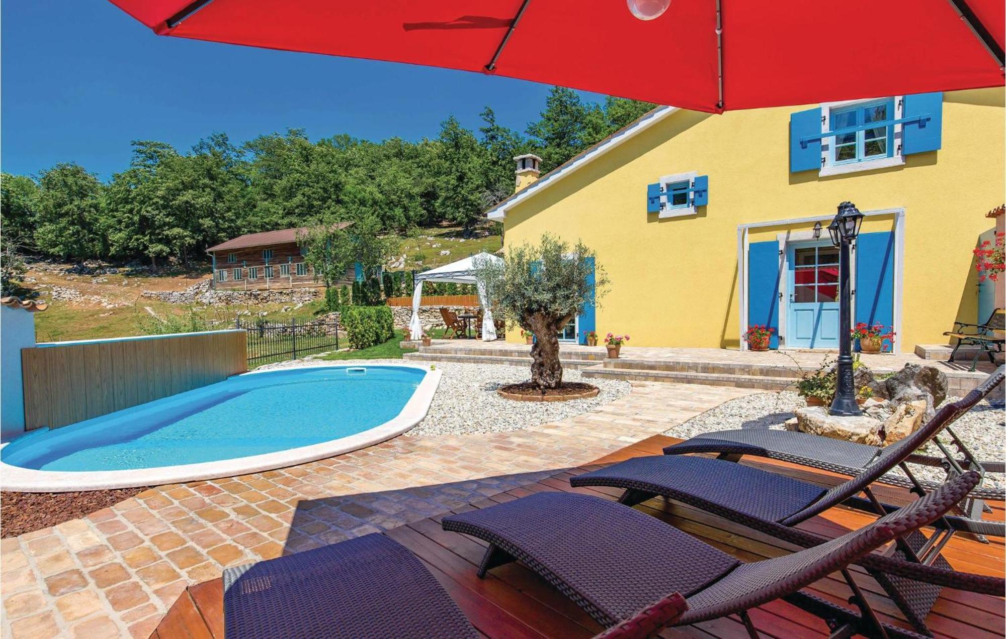 Stunning Home In Jurdani With Wifi Mucici Exterior photo
