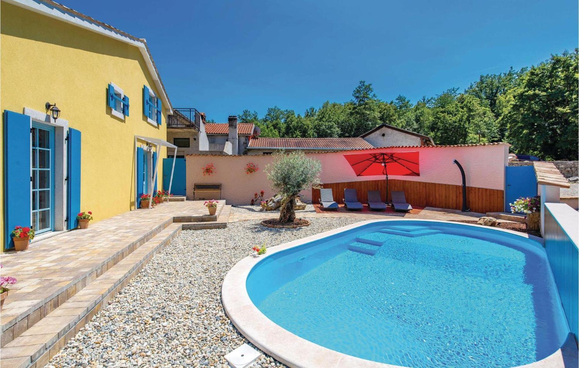 Stunning Home In Jurdani With Wifi Mucici Exterior photo