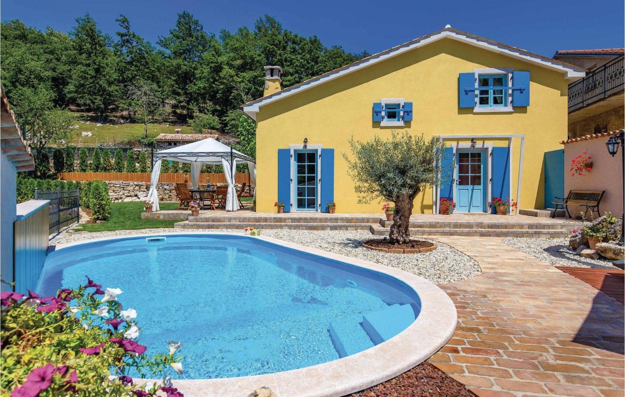 Stunning Home In Jurdani With Wifi Mucici Exterior photo